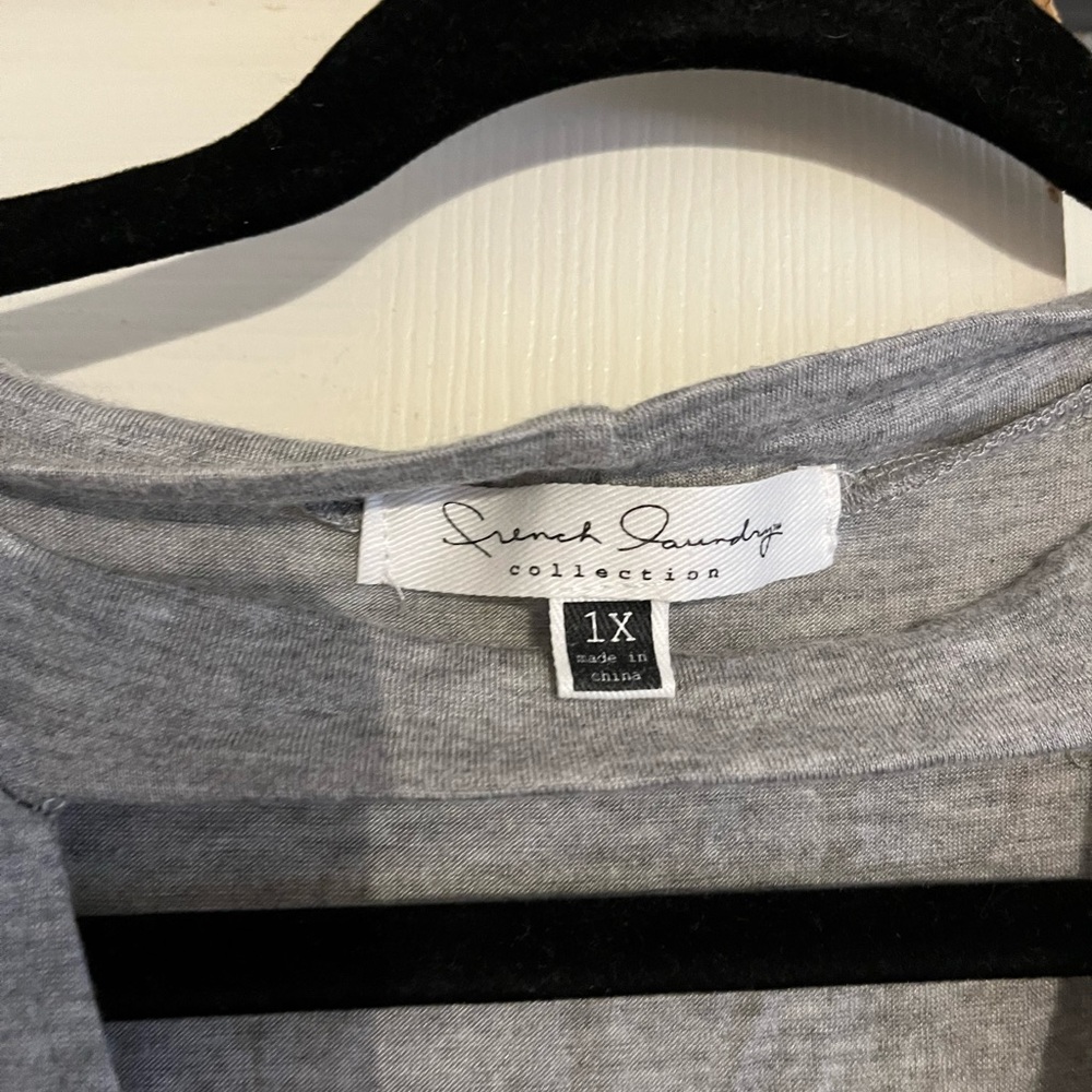Cool sleeveless tea with cross neck